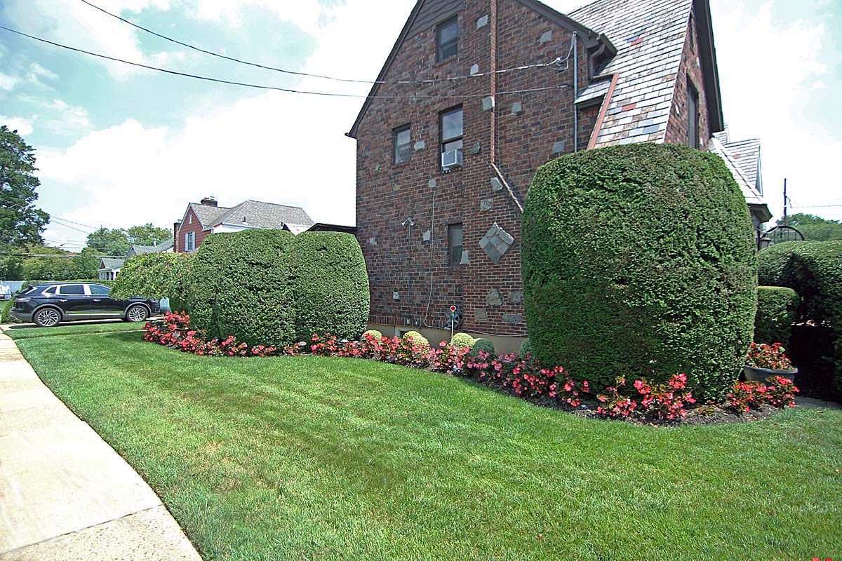 Long Island Landscapers Dom's Landscaping,Inc Residential
